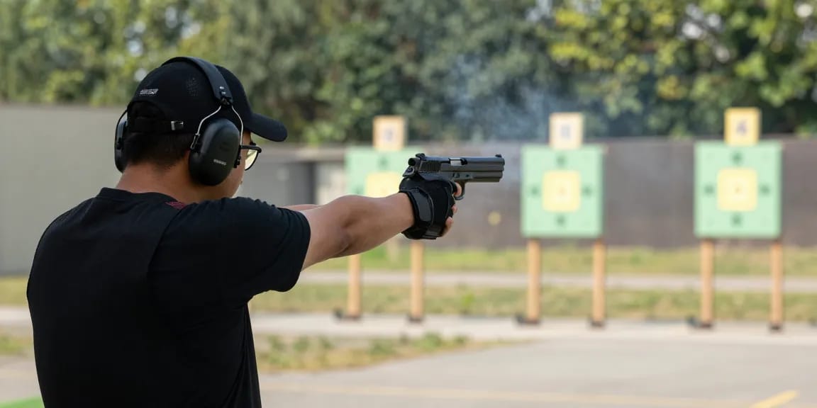 https://www.75bd.club/ সঠিক নিশানা করার জন্য একজন গুলি চালক CZ 75 BD পিস্তল নিয়ে টার্গেট রেঞ্জে লক্ষ্যবস্তুতে লক্ষ্য স্থাপন করছেন।