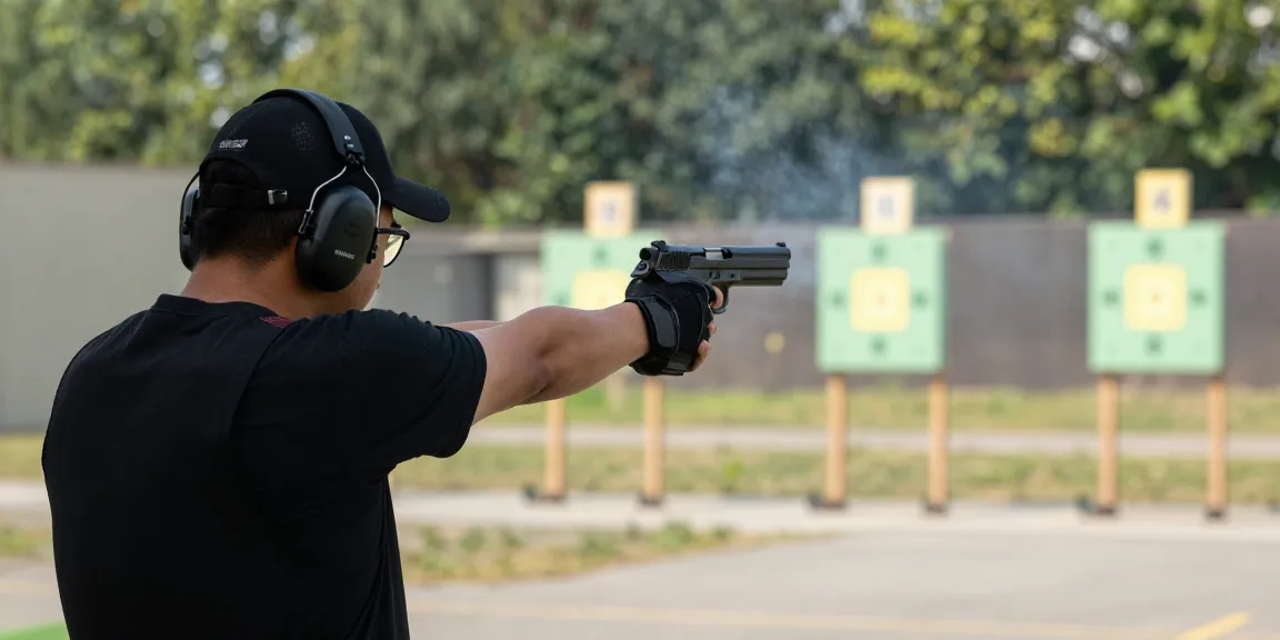 https://www.75bd.club/ সঠিক নিশানা করার জন্য একজন গুলি চালক CZ 75 BD পিস্তল নিয়ে টার্গেট রেঞ্জে লক্ষ্যবস্তুতে লক্ষ্য স্থাপন করছেন।